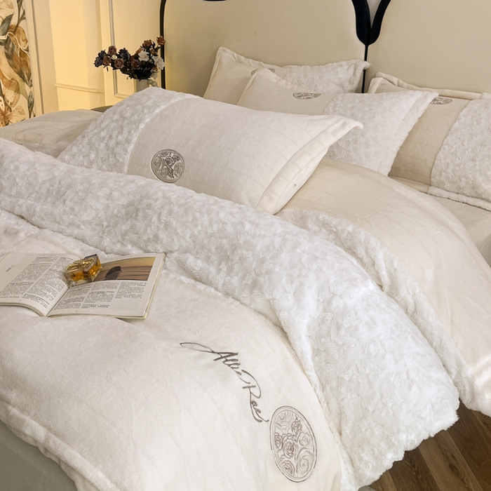 91家纺网 家纺一手货源 找家纺 梓之赫 2025新款全消光牛奶绒四件套-浪漫玫瑰 浪漫玫瑰-牛奶白