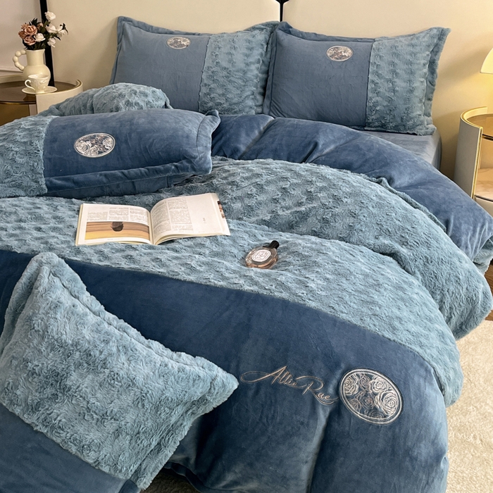 91家纺网 家纺一手货源 找家纺 梓之赫 2025新款全消光牛奶绒四件套-浪漫玫瑰 浪漫玫瑰-宝石蓝