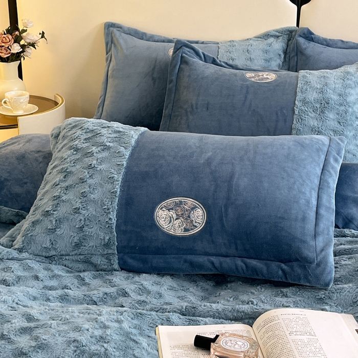 91家纺网 家纺一手货源 找家纺 梓之赫 2025新款全消光牛奶绒四件套-浪漫玫瑰 浪漫玫瑰-宝石蓝