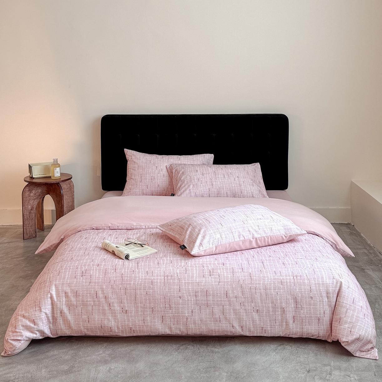 91家纺网 家纺一手货源 找家纺 三味舒屋 2025新款50支全棉印花磨毛四件套-麦吉拉系列 券后（包含优惠券后）不低于289/309元 磨毛麦吉拉粉