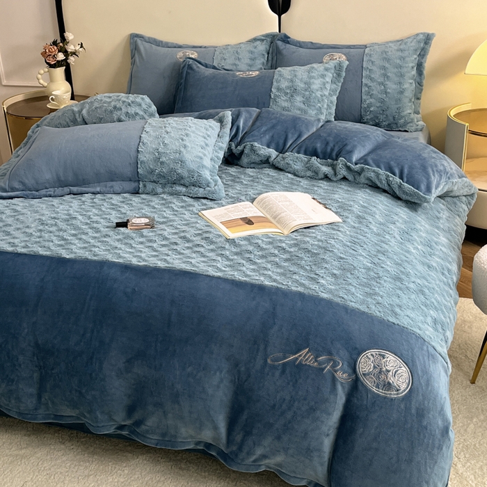 91家纺网 家纺一手货源 找家纺 梓之赫 2025新款全消光牛奶绒四件套-浪漫玫瑰 浪漫玫瑰-宝石蓝