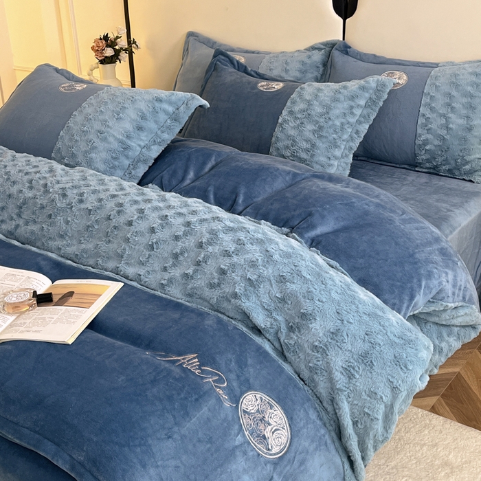 91家纺网 家纺一手货源 找家纺 梓之赫 2025新款全消光牛奶绒四件套-浪漫玫瑰 浪漫玫瑰-宝石蓝