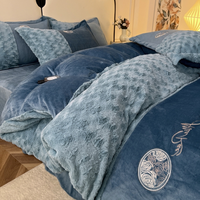 91家纺网 家纺一手货源 找家纺 梓之赫 2025新款全消光牛奶绒四件套-浪漫玫瑰 浪漫玫瑰-宝石蓝