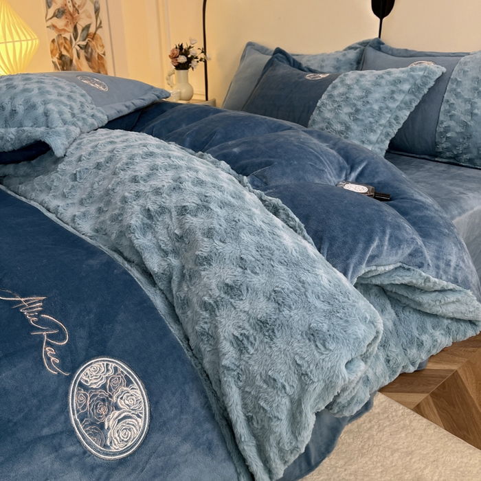 91家纺网 家纺一手货源 找家纺 梓之赫 2025新款全消光牛奶绒四件套-浪漫玫瑰 浪漫玫瑰-宝石蓝