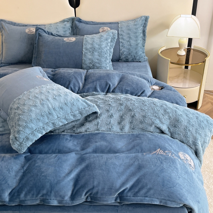 91家纺网 家纺一手货源 找家纺 梓之赫 2025新款全消光牛奶绒四件套-浪漫玫瑰 浪漫玫瑰-宝石蓝
