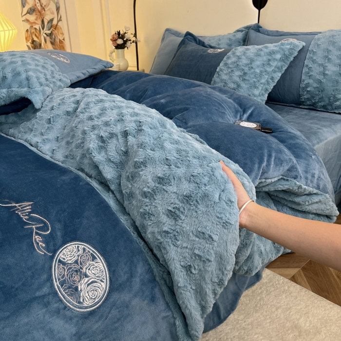 91家纺网 家纺一手货源 找家纺 梓之赫 2025新款全消光牛奶绒四件套-浪漫玫瑰 浪漫玫瑰-宝石蓝