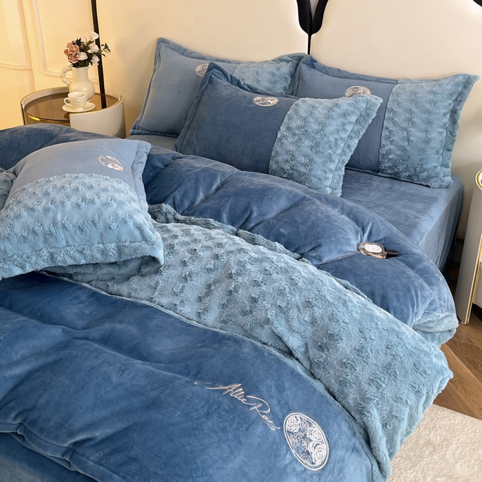 91家纺网 家纺一手货源 找家纺 梓之赫 2025新款全消光牛奶绒四件套-浪漫玫瑰 浪漫玫瑰-宝石蓝