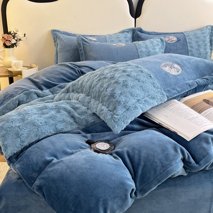 91家纺网 家纺一手货源 找家纺 梓之赫 2025新款全消光牛奶绒四件套-浪漫玫瑰 浪漫玫瑰-宝石蓝