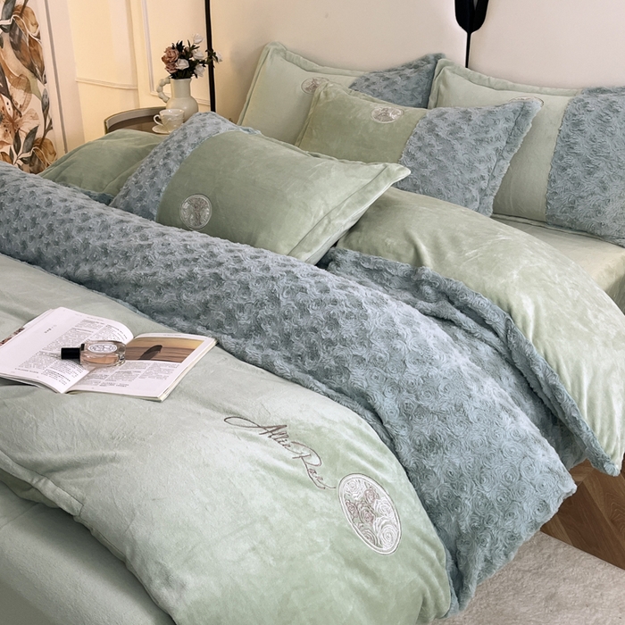 91家纺网 家纺一手货源 找家纺 梓之赫 2025新款全消光牛奶绒四件套-浪漫玫瑰 浪漫玫瑰-淡绿