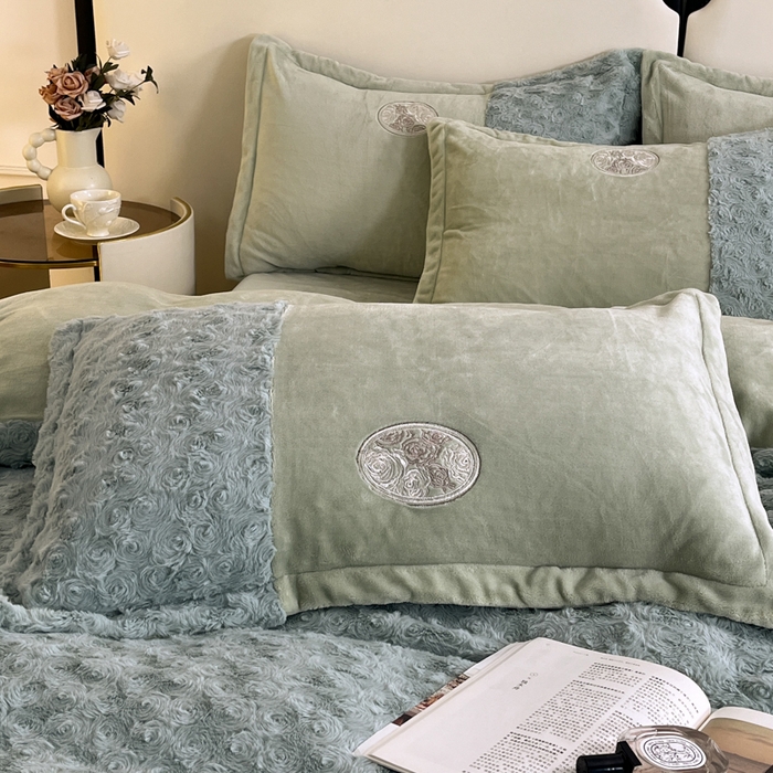 91家纺网 家纺一手货源 找家纺 梓之赫 2025新款全消光牛奶绒四件套-浪漫玫瑰 浪漫玫瑰-淡绿