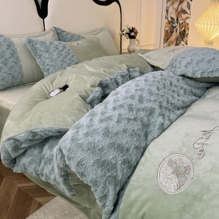 91家纺网 家纺一手货源 找家纺 梓之赫 2025新款全消光牛奶绒四件套-浪漫玫瑰 浪漫玫瑰-淡绿