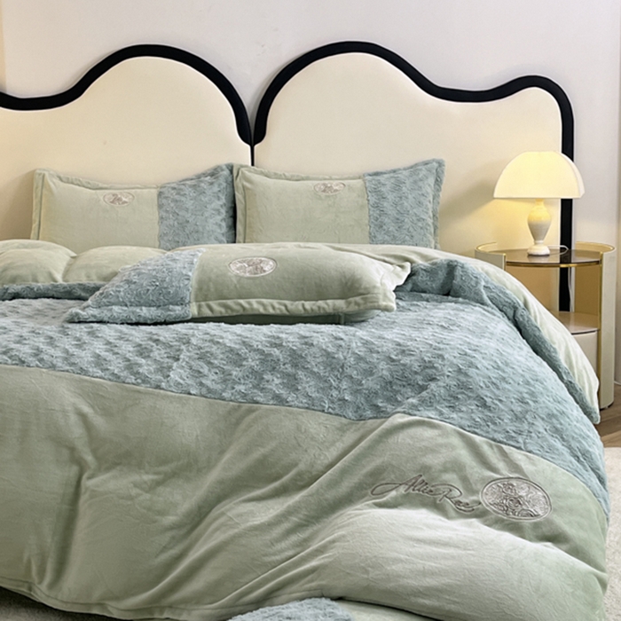 91家纺网 家纺一手货源 找家纺 梓之赫 2025新款全消光牛奶绒四件套-浪漫玫瑰 浪漫玫瑰-淡绿