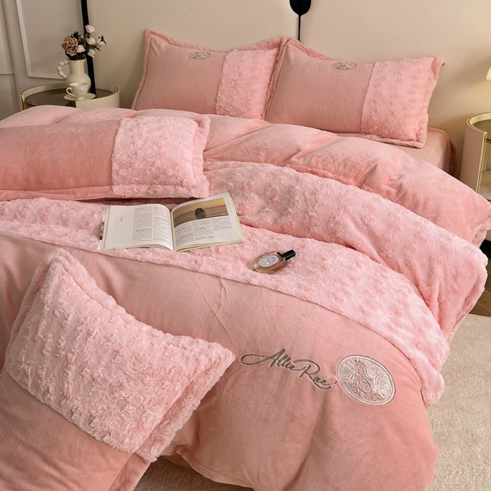 91家纺网 家纺一手货源 找家纺 梓之赫 2025新款全消光牛奶绒四件套-浪漫玫瑰 浪漫玫瑰-粉玉