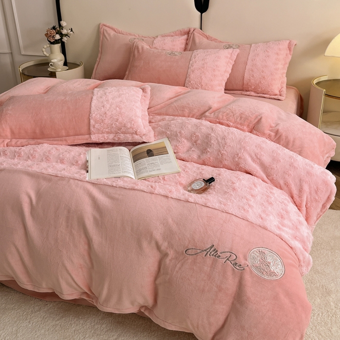 91家纺网 家纺一手货源 找家纺 梓之赫 2025新款全消光牛奶绒四件套-浪漫玫瑰 浪漫玫瑰-粉玉