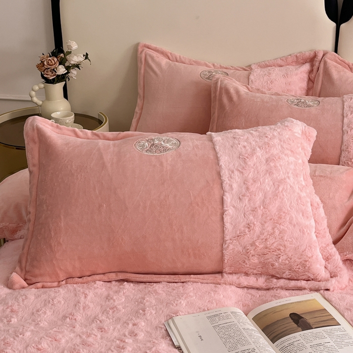 91家纺网 家纺一手货源 找家纺 梓之赫 2025新款全消光牛奶绒四件套-浪漫玫瑰 浪漫玫瑰-粉玉