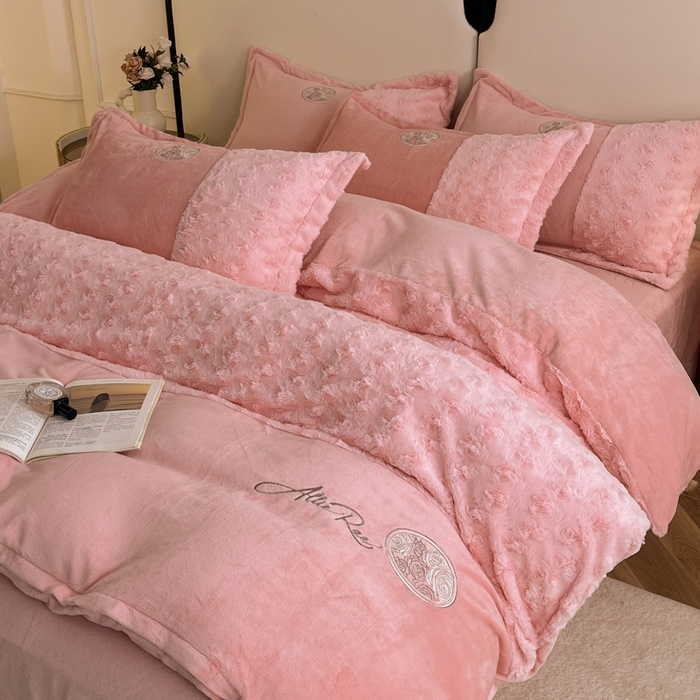 91家纺网 家纺一手货源 找家纺 梓之赫 2025新款全消光牛奶绒四件套-浪漫玫瑰 浪漫玫瑰-粉玉