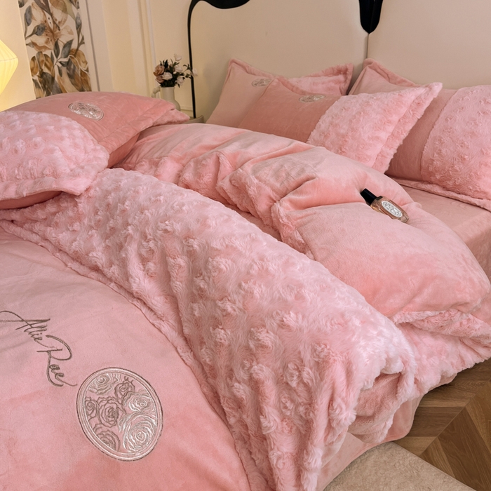 91家纺网 家纺一手货源 找家纺 梓之赫 2025新款全消光牛奶绒四件套-浪漫玫瑰 浪漫玫瑰-粉玉