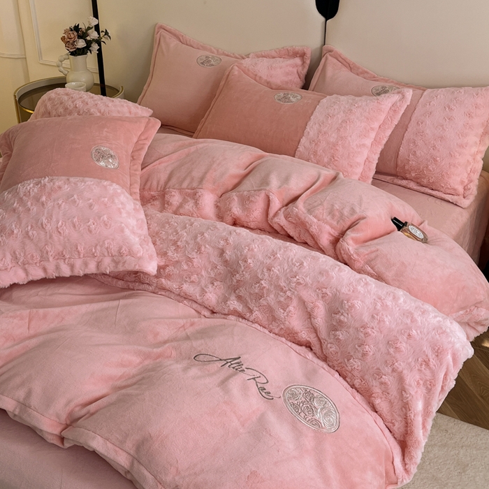 91家纺网 家纺一手货源 找家纺 梓之赫 2025新款全消光牛奶绒四件套-浪漫玫瑰 浪漫玫瑰-粉玉