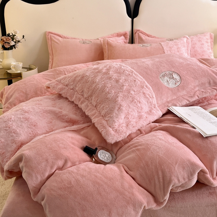 91家纺网 家纺一手货源 找家纺 梓之赫 2025新款全消光牛奶绒四件套-浪漫玫瑰 浪漫玫瑰-粉玉
