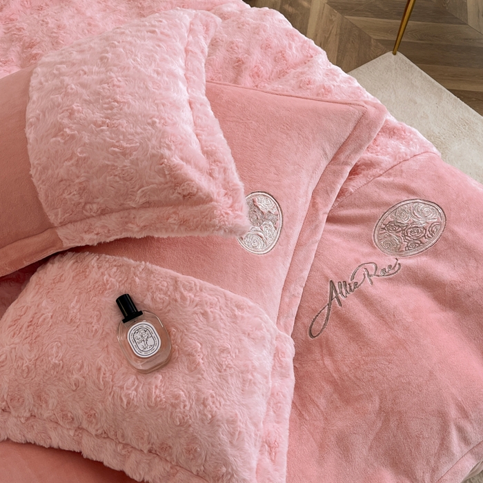 91家纺网 家纺一手货源 找家纺 梓之赫 2025新款全消光牛奶绒四件套-浪漫玫瑰 浪漫玫瑰-粉玉