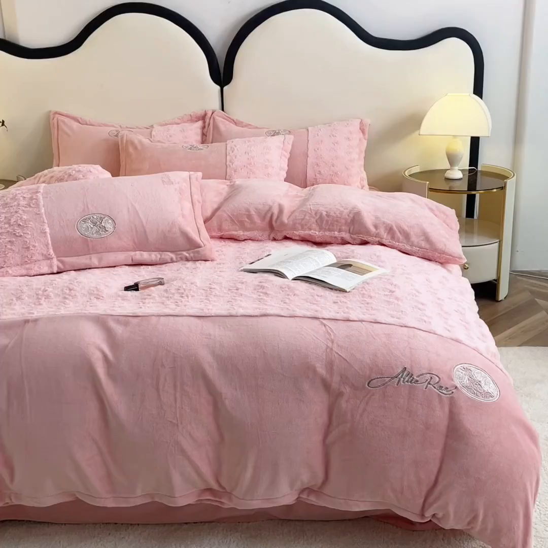 91家纺网 家纺一手货源 找家纺 梓之赫 2025新款全消光牛奶绒四件套-浪漫玫瑰 浪漫玫瑰-粉玉