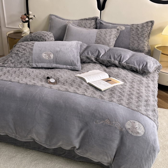 91家纺网 家纺一手货源 找家纺 梓之赫 2025新款全消光牛奶绒四件套-浪漫玫瑰 浪漫玫瑰-高级灰