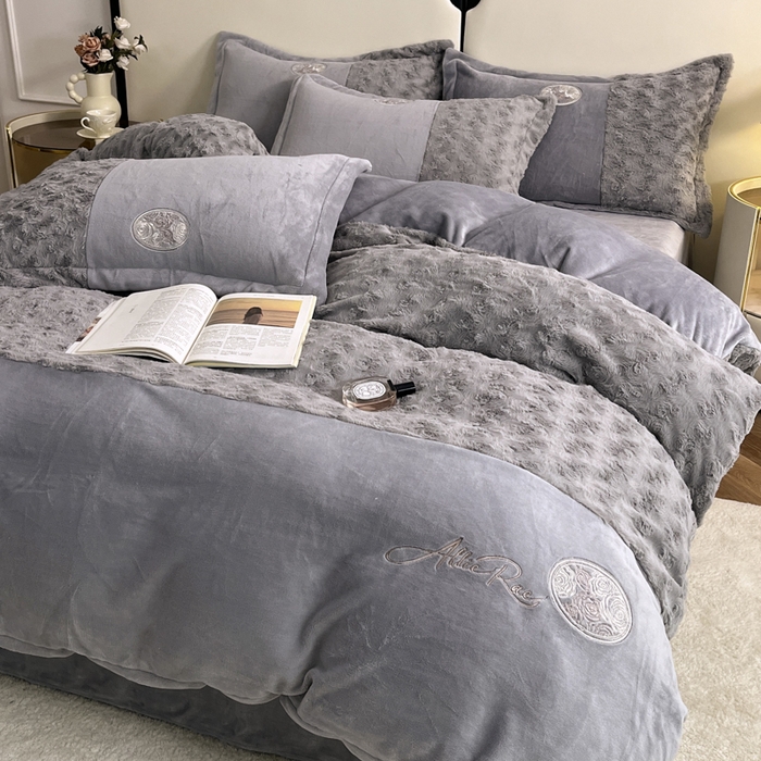 91家纺网 家纺一手货源 找家纺 梓之赫 2025新款全消光牛奶绒四件套-浪漫玫瑰 浪漫玫瑰-高级灰