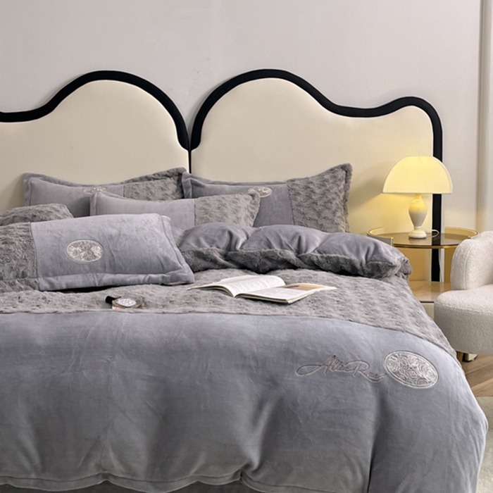 91家纺网 家纺一手货源 找家纺 梓之赫 2025新款全消光牛奶绒四件套-浪漫玫瑰 浪漫玫瑰-高级灰