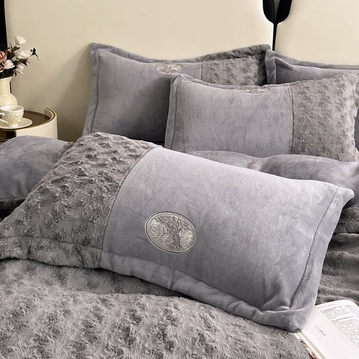 91家纺网 家纺一手货源 找家纺 梓之赫 2025新款全消光牛奶绒四件套-浪漫玫瑰 浪漫玫瑰-高级灰