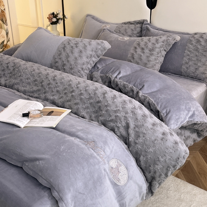 91家纺网 家纺一手货源 找家纺 梓之赫 2025新款全消光牛奶绒四件套-浪漫玫瑰 浪漫玫瑰-高级灰