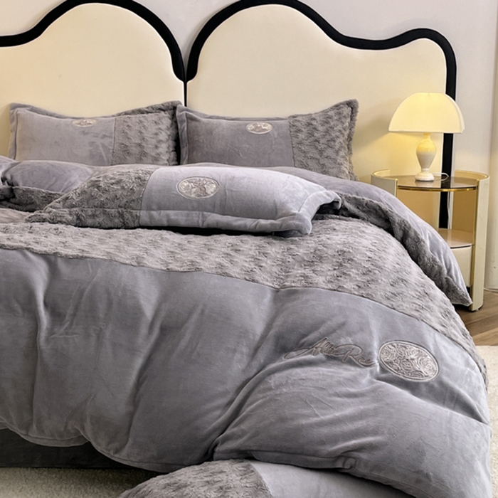 91家纺网 家纺一手货源 找家纺 梓之赫 2025新款全消光牛奶绒四件套-浪漫玫瑰 浪漫玫瑰-高级灰