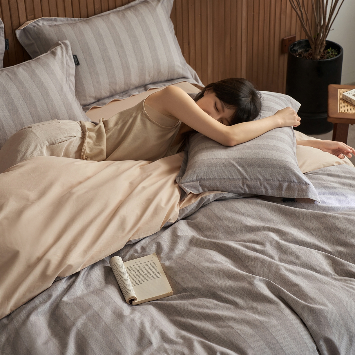 91家纺网 家纺一手货源 找家纺 （总）三味舒屋 2025新款50支全棉印花条纹磨毛四件套-布衣系列 券后（包含优惠券后）不低于289/309元