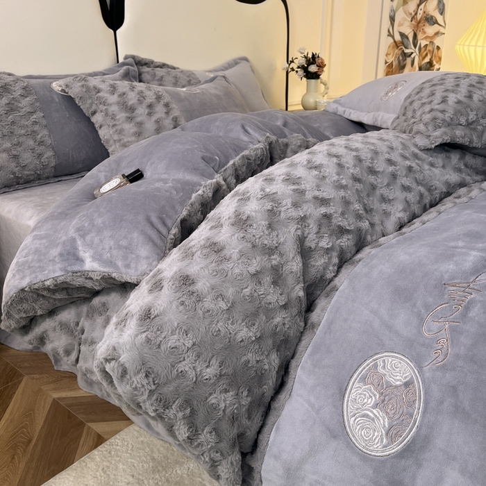 91家纺网 家纺一手货源 找家纺 梓之赫 2025新款全消光牛奶绒四件套-浪漫玫瑰 浪漫玫瑰-高级灰