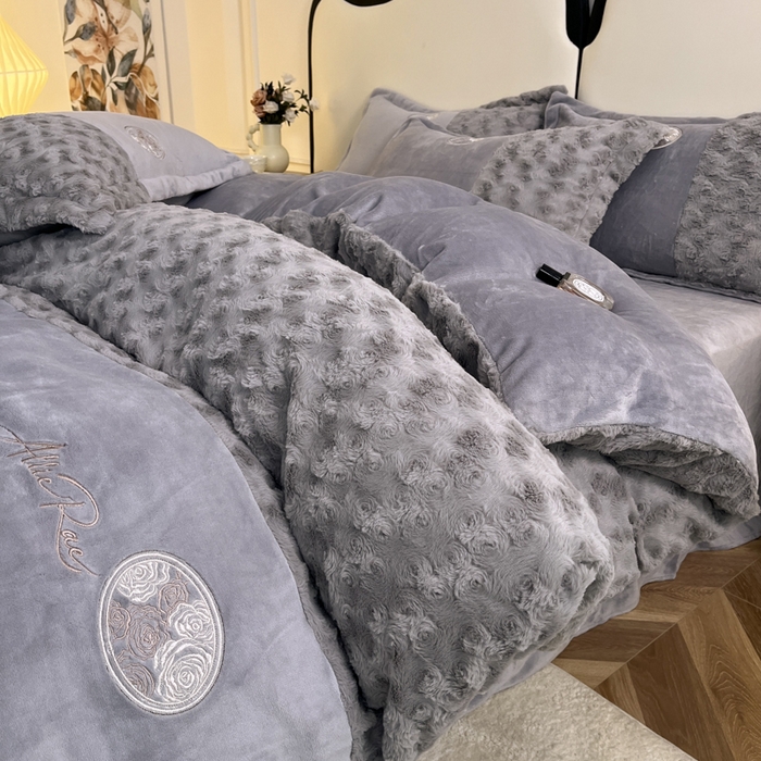 91家纺网 家纺一手货源 找家纺 梓之赫 2025新款全消光牛奶绒四件套-浪漫玫瑰 浪漫玫瑰-高级灰