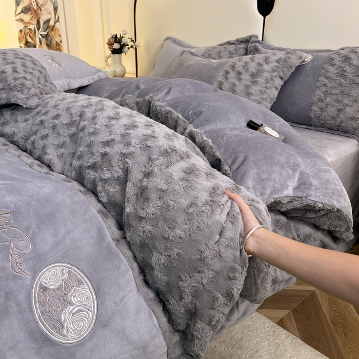 91家纺网 家纺一手货源 找家纺 梓之赫 2025新款全消光牛奶绒四件套-浪漫玫瑰 浪漫玫瑰-高级灰