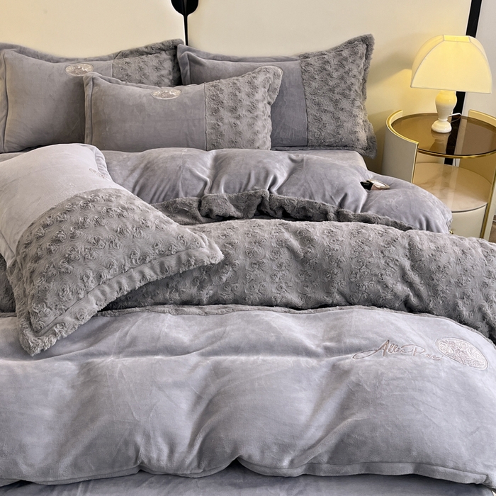 91家纺网 家纺一手货源 找家纺 梓之赫 2025新款全消光牛奶绒四件套-浪漫玫瑰 浪漫玫瑰-高级灰