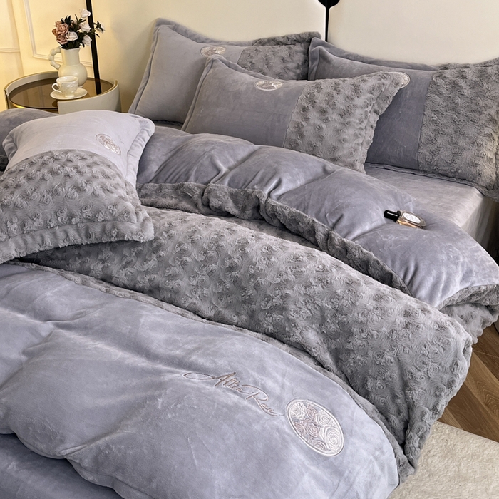91家纺网 家纺一手货源 找家纺 梓之赫 2025新款全消光牛奶绒四件套-浪漫玫瑰 浪漫玫瑰-高级灰