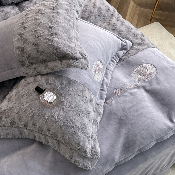91家纺网 家纺一手货源 找家纺 梓之赫 2025新款全消光牛奶绒四件套-浪漫玫瑰 浪漫玫瑰-高级灰