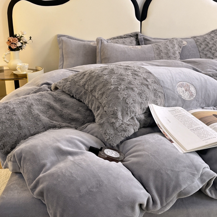 91家纺网 家纺一手货源 找家纺 梓之赫 2025新款全消光牛奶绒四件套-浪漫玫瑰 浪漫玫瑰-高级灰
