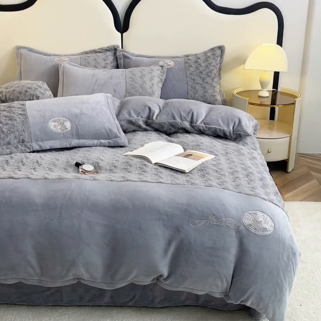 91家纺网 家纺一手货源 找家纺 梓之赫 2025新款全消光牛奶绒四件套-浪漫玫瑰 浪漫玫瑰-高级灰