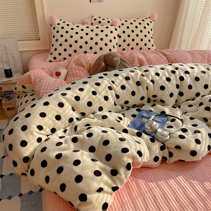 91家纺网 家纺一手货源 找家纺 小叮当家纺仓储工厂店 买家秀 爆款花型2025新款高克重豆豆绒牛奶绒四件套泡芙感床盖套件直播热款 米色团团