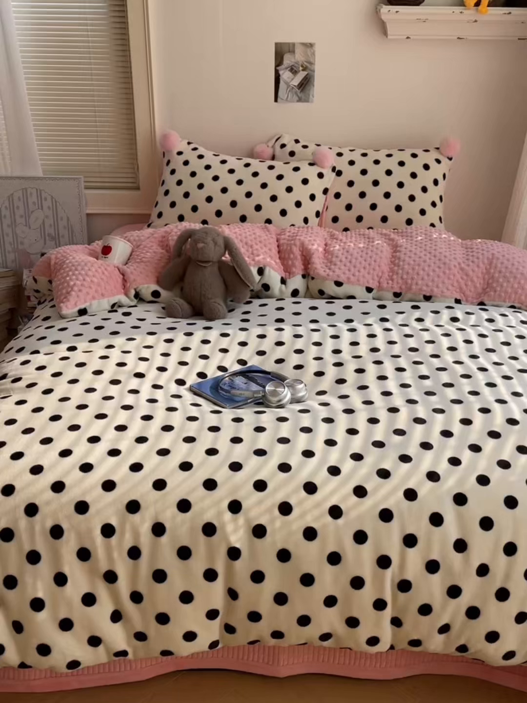 91家纺网 家纺一手货源 找家纺 小叮当家纺仓储工厂店 买家秀 爆款花型2025新款高克重豆豆绒牛奶绒四件套泡芙感床盖套件直播热款 米色团团