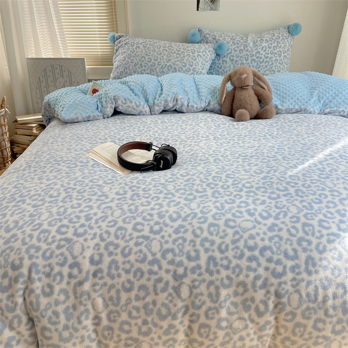 91家纺网 家纺一手货源 找家纺 小叮当家纺仓储工厂店 买家秀 爆款花型2025新款高克重豆豆绒牛奶绒四件套泡芙感床盖套件直播热款 豹纹 蓝