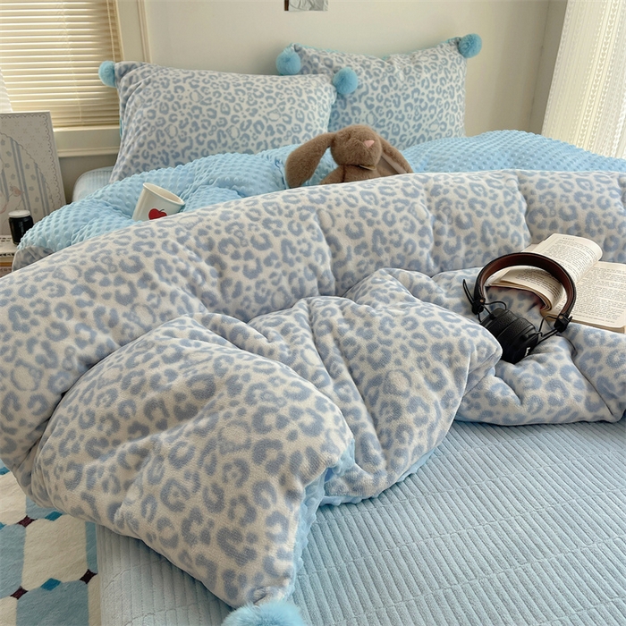 91家纺网 家纺一手货源 找家纺 小叮当家纺仓储工厂店 买家秀 爆款花型2025新款高克重豆豆绒牛奶绒四件套泡芙感床盖套件直播热款 豹纹 蓝