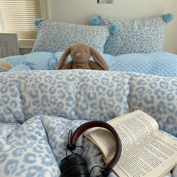 91家纺网 家纺一手货源 找家纺 小叮当家纺仓储工厂店 买家秀 爆款花型2025新款高克重豆豆绒牛奶绒四件套泡芙感床盖套件直播热款 豹纹 蓝