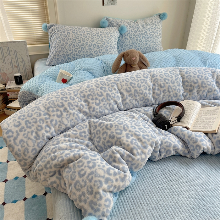 91家纺网 家纺一手货源 找家纺 小叮当家纺仓储工厂店 买家秀 爆款花型2025新款高克重豆豆绒牛奶绒四件套泡芙感床盖套件直播热款 豹纹 蓝