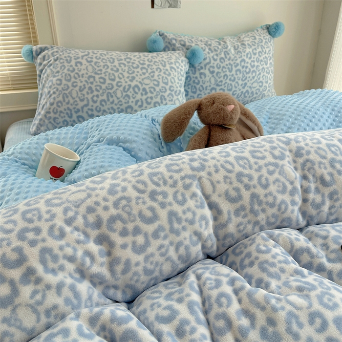 91家纺网 家纺一手货源 找家纺 小叮当家纺仓储工厂店 买家秀 爆款花型2025新款高克重豆豆绒牛奶绒四件套泡芙感床盖套件直播热款 豹纹 蓝