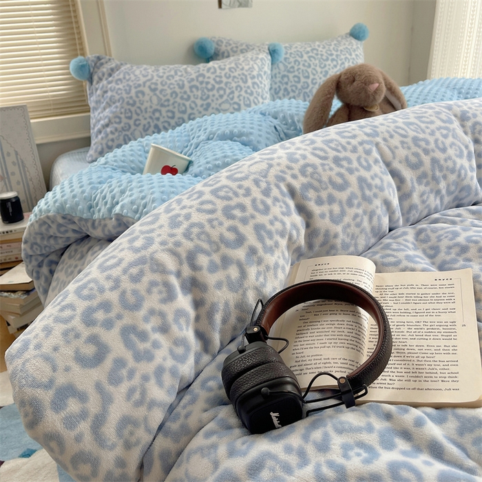 91家纺网 家纺一手货源 找家纺 小叮当家纺仓储工厂店 买家秀 爆款花型2025新款高克重豆豆绒牛奶绒四件套泡芙感床盖套件直播热款 豹纹 蓝