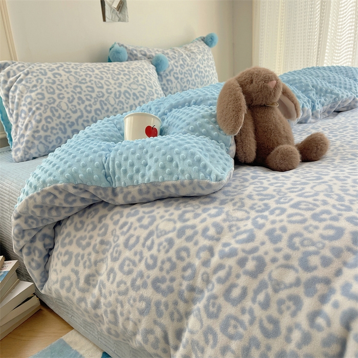 91家纺网 家纺一手货源 找家纺 小叮当家纺仓储工厂店 买家秀 爆款花型2025新款高克重豆豆绒牛奶绒四件套泡芙感床盖套件直播热款 豹纹 蓝