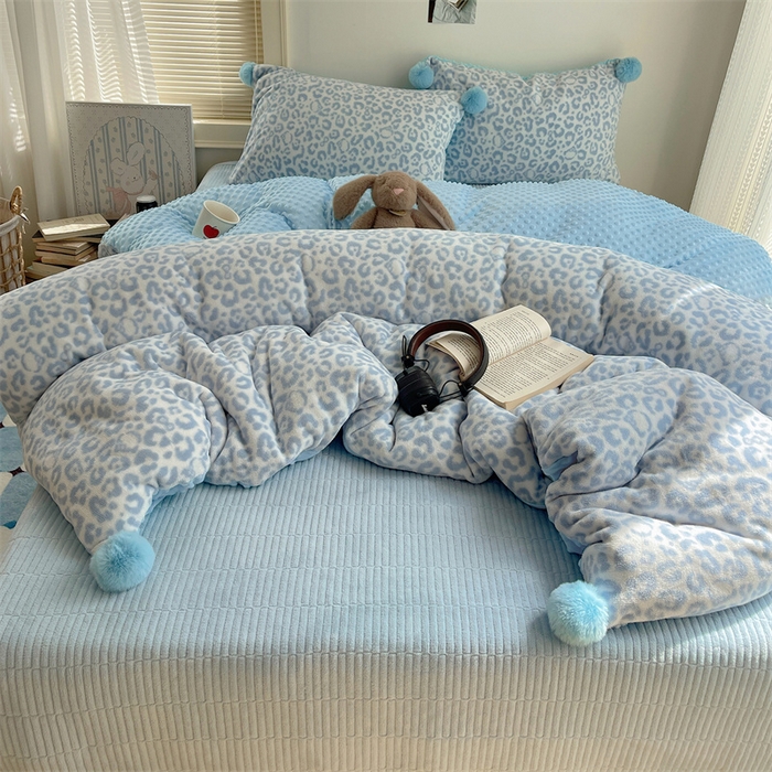 91家纺网 家纺一手货源 找家纺 小叮当家纺仓储工厂店 买家秀 爆款花型2025新款高克重豆豆绒牛奶绒四件套泡芙感床盖套件直播热款 豹纹 蓝